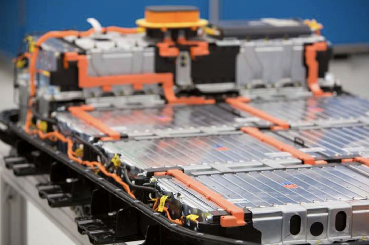 More batteries. LG Chem аккумуляторные батареи. Завод литий ионных аккумуляторов. Тяговая аккумуляторная батарея электромобиля. Тяговая аккумуляторная батарея Тесла.